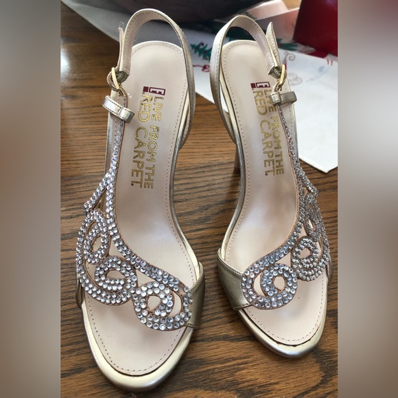 NWT  E LIVE FROM THE RED CARPET Sequin Silver Heels Sandals  Metallic 6 1/2 M - Picture 2 of 3